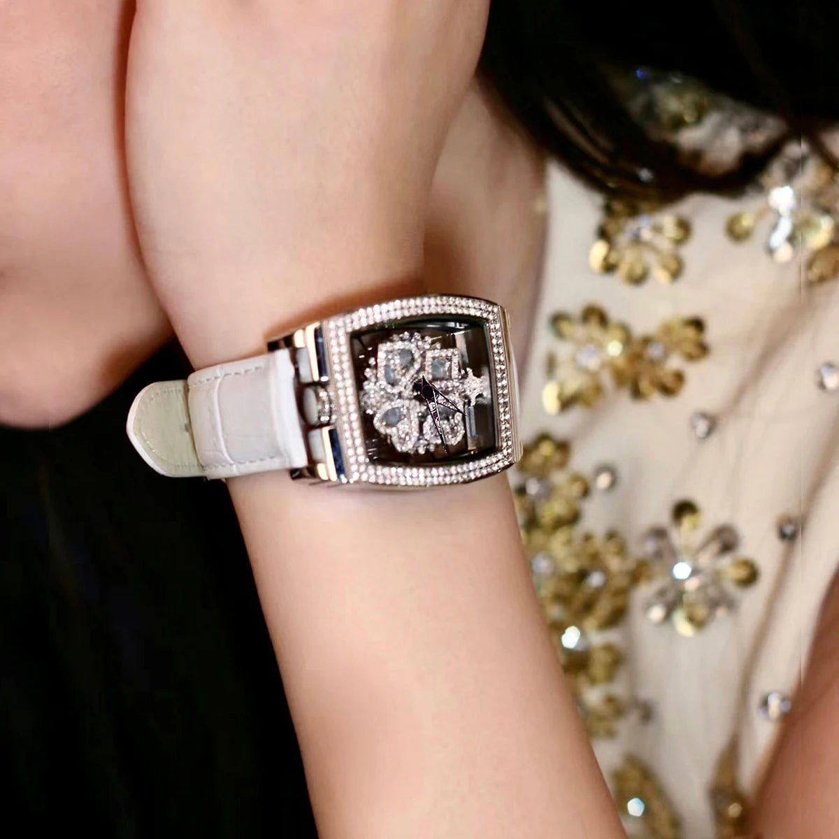 Fashionable Elegant Wine Barrel Shaped Ladies' Watch With Transparent Back & Rhinestone Detail Quartz Movement Watch, Rotatable