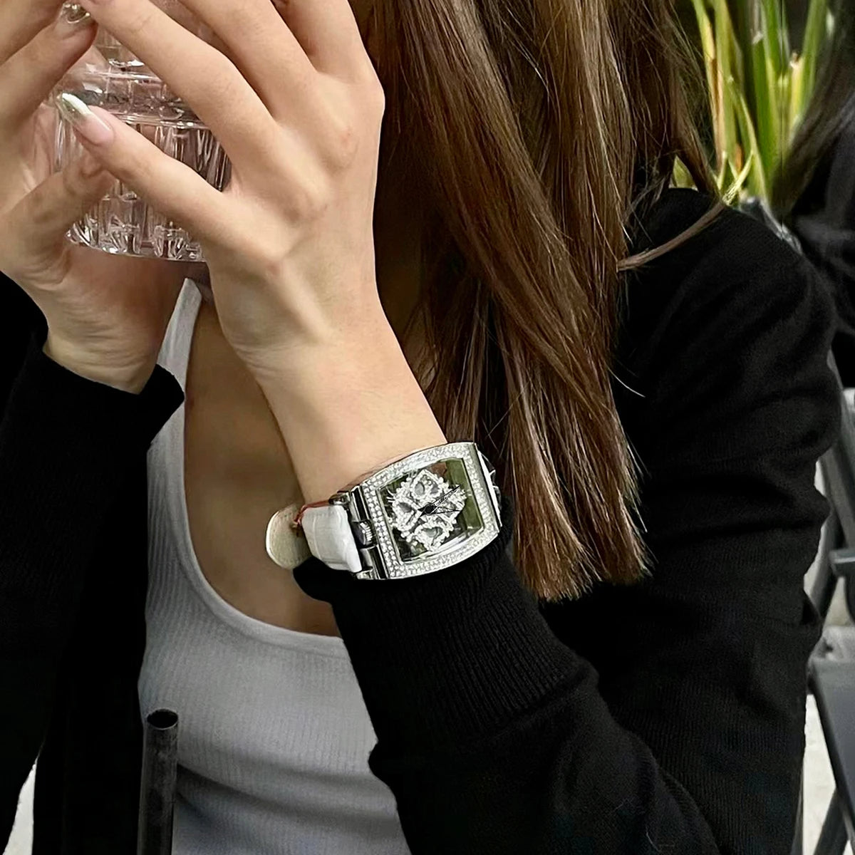 Fashionable Elegant Wine Barrel Shaped Ladies' Watch With Transparent Back & Rhinestone Detail Quartz Movement Watch, Rotatable